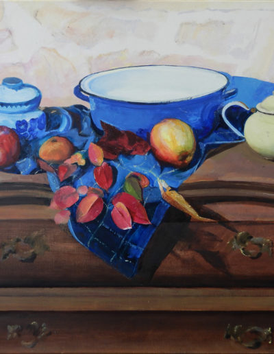 Walter van Dieren | Stilleven met blauw kleed, appels en tak met herfstbladen op kabinetje