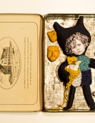 Jongen met schaap werpt blikken